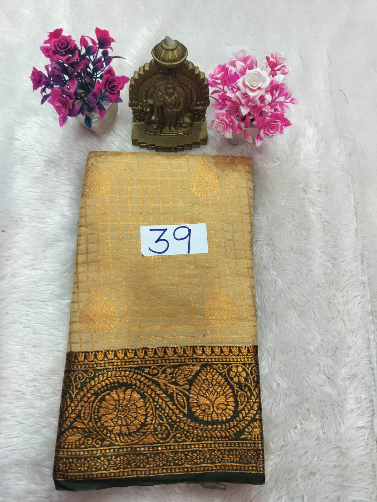 Vaira oosi Pattu saree